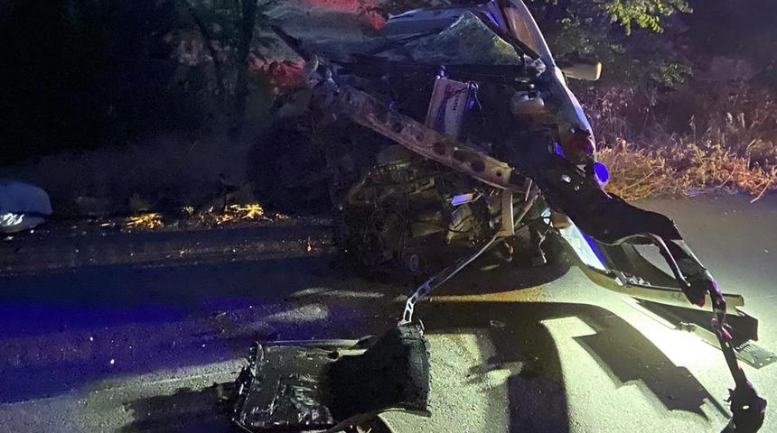 Balıkesir'de feci kaza! Otomobil tıra çarptı: 3 kişi hayatını kaybetti, 1 kişi yaralandı