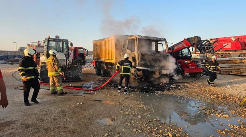 Hafriyat kamyonu yangından küle döndü