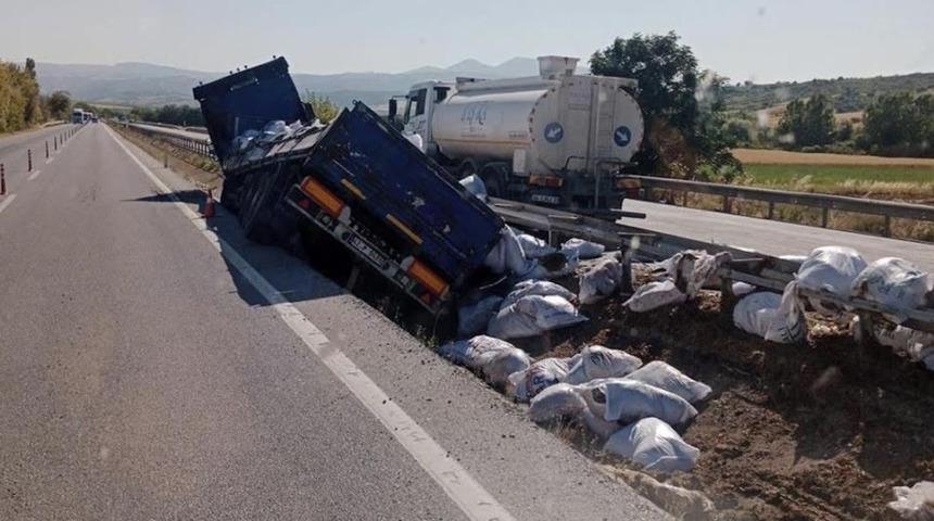 Balıkesir'de korkutan kaza! Tır bariyerlere çarptı