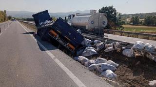 Balıkesir'de korkutan kaza! Tır bariyerlere çarptı