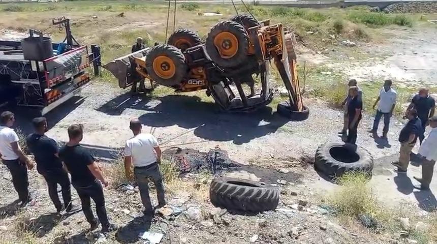İş makinesi şarampole yuvarlandı, operatörü yaralandı