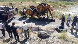 İş makinesi şarampole yuvarlandı, operatörü yaralandı