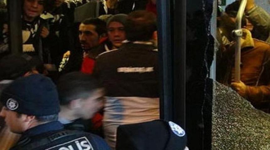 Metrob&uuml;ste taraftar dehşeti! (Video)