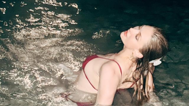 Yasemin Kay Allen cesur pozlarını paylaştı! Bir erkek takipçisi dayanamadı: Dedemin 500 dönüm arsası var...