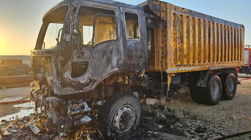 Mardin'de park halindeki hafriyat kamyonu yandı