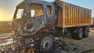 Mardin'de park halindeki hafriyat kamyonu yandı