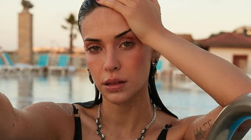 Devrim Özkan'dan teknede yaz pozu! Fit haliyle beğeni topladı