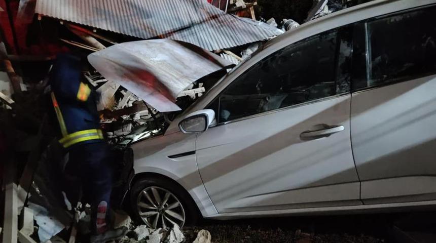 Van'da otomobil duvara çarptı: 1 yaralı