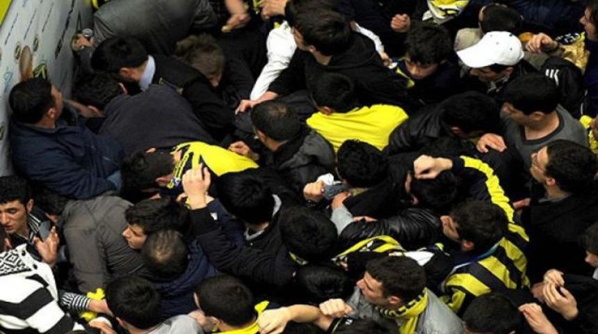 İmza g&uuml;n&uuml;nde yumruklar konuştu!