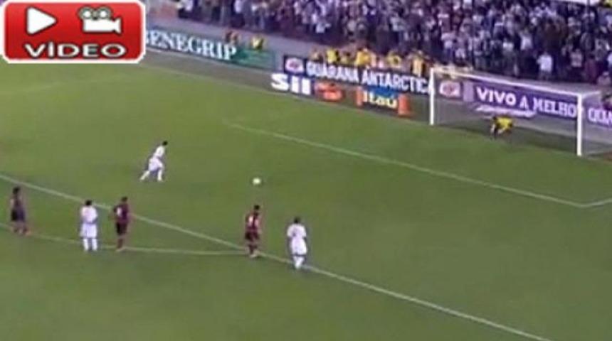 Elano penaltı atarken rezil oldu! (Video)