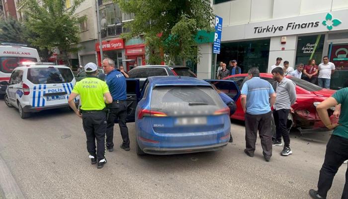 20482070-700x400 Kontrolü kaybedilen otomobil park halindeki araçlara çarptı