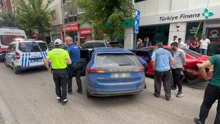 Kontrolü kaybedilen otomobil park halindeki araçlara çarptı