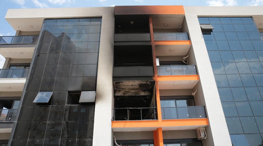 Antalya'da çıkan ev yangınında 1 kişi yaralandı