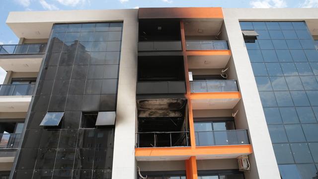 Antalya'da çıkan ev yangınında 1 kişi yaralandı