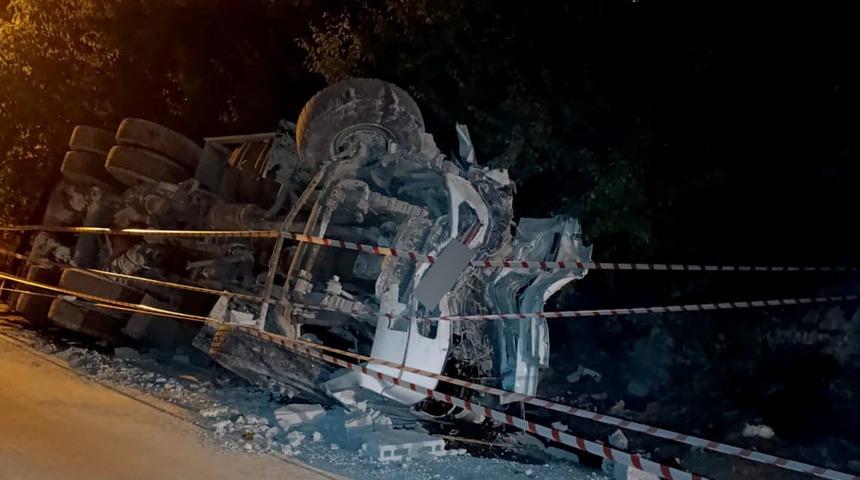 Mersin'de müstakil eve çarpan hafriyat kamyonunun sürücüsü hayatını kaybetti