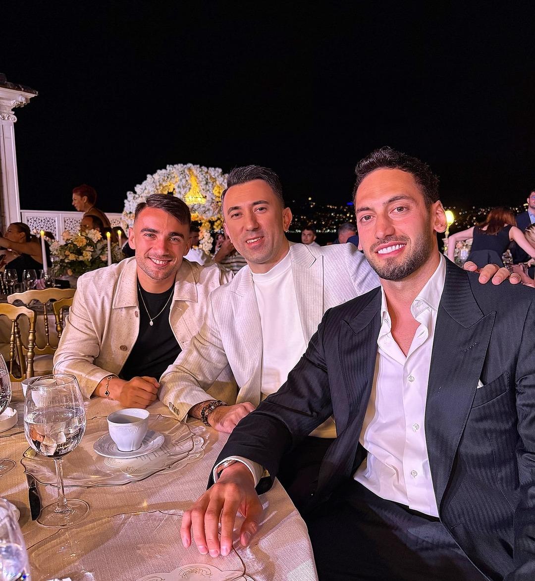 Hakan Çalhanoğlu ndan sıcak Galatasaray açıklaması... Milli yıldızın berberi de transferi işaret etti!  2