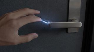 Nereye dokunsam elektrik çarpıyor, ne yapmalıyım? Sebebi nedir, nasıl düzelir?