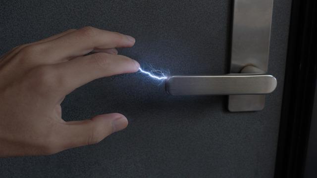 Nereye dokunsam elektrik çarpıyor, ne yapmalıyım? Sebebi nedir, nasıl düzelir?