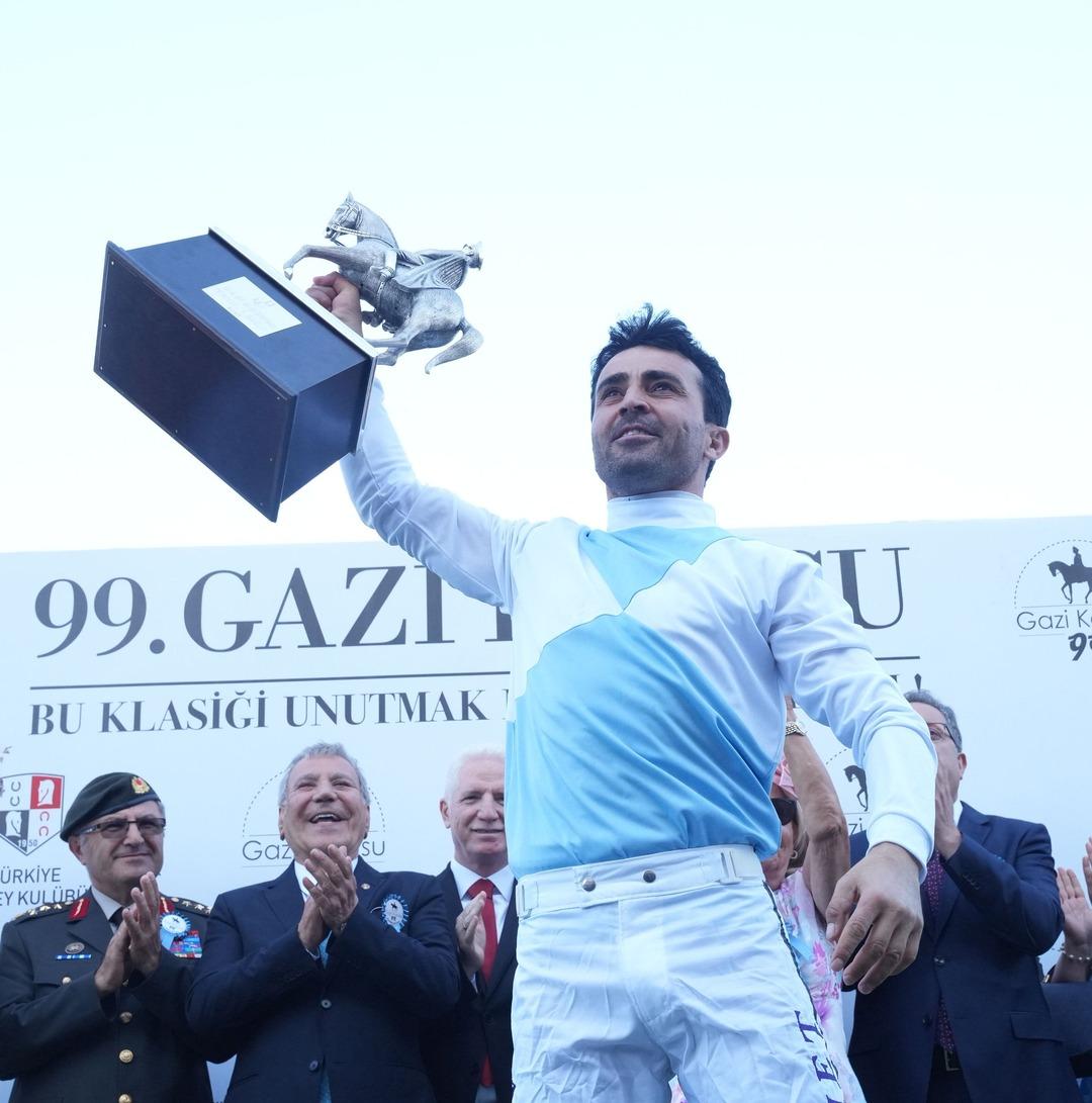 Veliefendi Hipodromu nda koşulan 99 uncu tarihi Gazi Koşusu nu Cutha ile Ahmet Çelik kazandı! 2