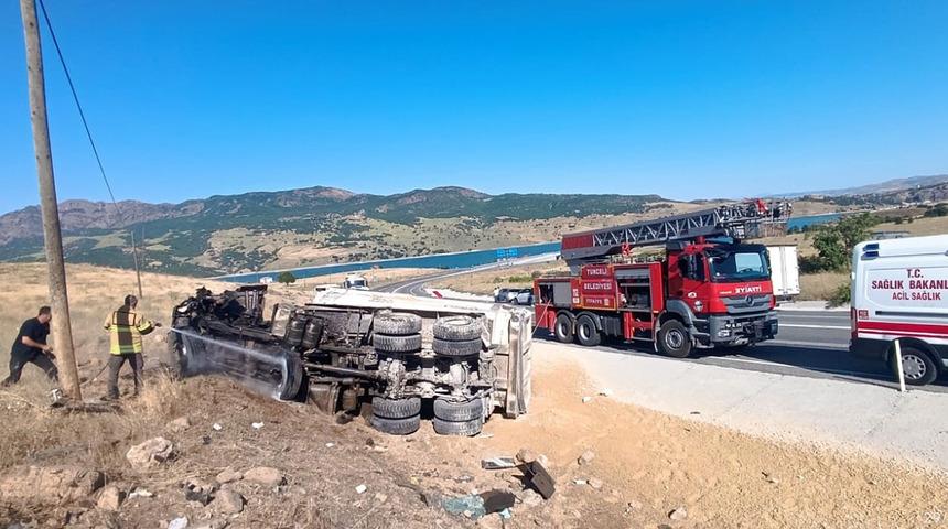 Tunceli'de kamyon devrildi! Sürücü araçtan fırladı