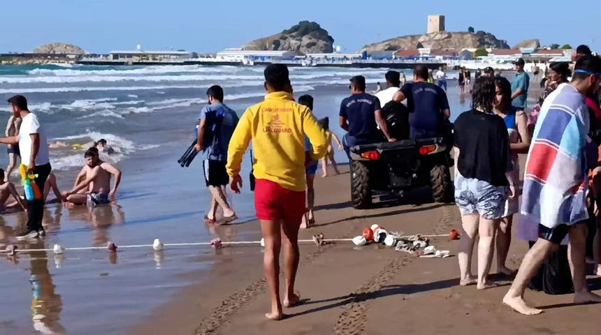 Cankurtaranların uyarılarına aldırmadılar! Denize girmeye devam ettiler