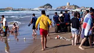 Cankurtaranların uyarılarına aldırmadılar! Denize girmeye devam ettiler