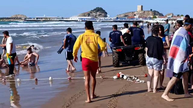 Cankurtaranların uyarılarına aldırmadılar! Denize girmeye devam ettiler