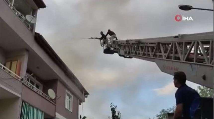 Sivas’ta çatı yangını paniğe neden oldu