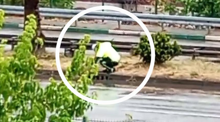 Yağış sonrası tıkanan rögarı açan polis örnek bir davranış sergiledi