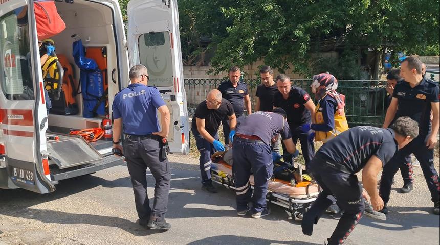 Burdur'da ahşap balkon çöktü: Anne ve kızı yaralandı