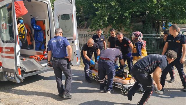 Burdur'da ahşap balkon çöktü: Anne ve kızı yaralandı