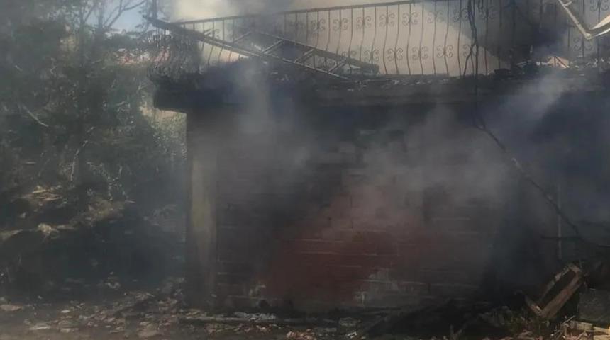 Uşak’ta yangında 3 ev zarar gördü