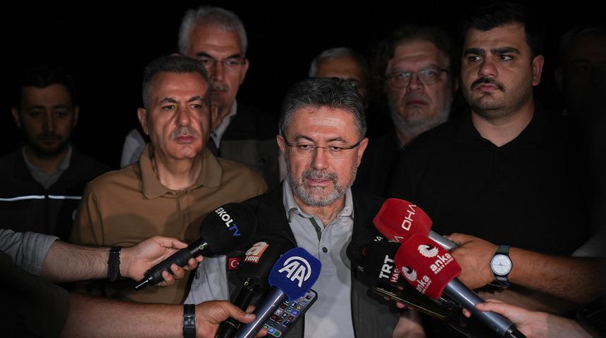 Ciğerlerimiz yanmaya devam ediyor! Bakan Yumaklı yangınların bilançosunu açıkladı: "Bugün ülkemizde 77 yangın oldu"