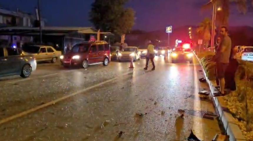 Aşırı hız yüzünden refüjdeki ağaca çarpan otomobil hurdaya döndü: 1 yaralı