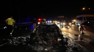 Bahçelievler’de alev alev yanan lüks otomobil hurda yığınına döndü! Yaklaşık 2 milyon TL bir zararımız var