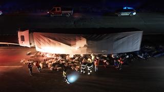 Kırıkkale'de alkol yüklü tır devrildi! Büyük çapta maddi hasar meydana geldi