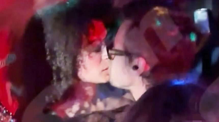 Harry Styles herkesin içinde bir kadınla öpüşürken yakalandı! "Gözü sadece ondaydı"