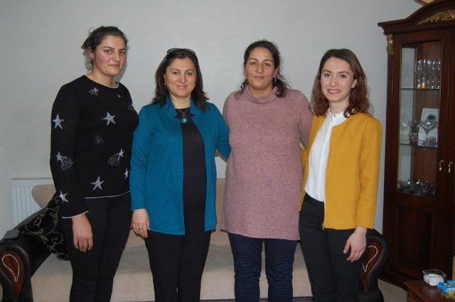 Sema &Uuml;nl&uuml;, Şehit ailesini ziyaret etti 1