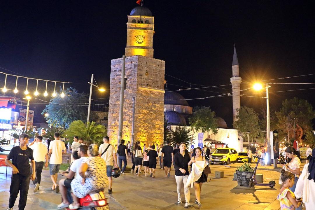 Nüfus gündüz 82, gece 10 bin! Birkaç saat arayla bambaşka manzara 1