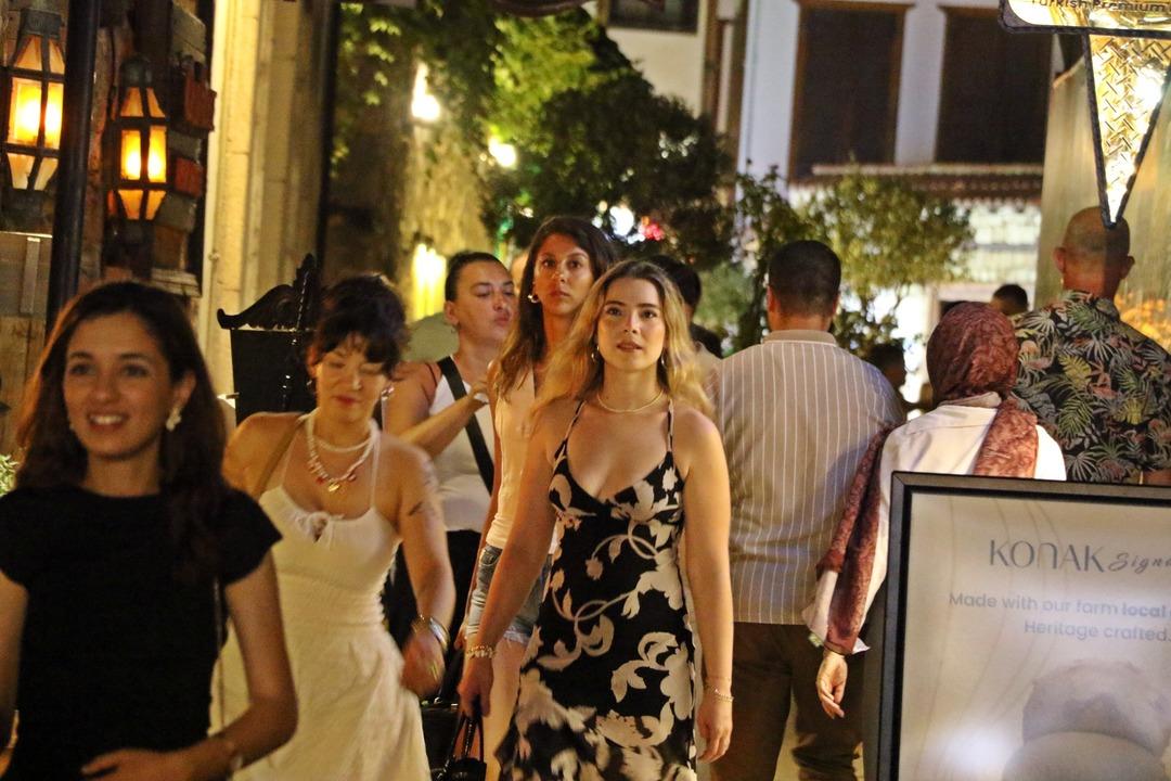 Nüfus gündüz 82, gece 10 bin! Birkaç saat arayla bambaşka manzara 16