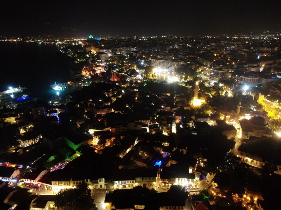 Nüfus gündüz 82, gece 10 bin! Birkaç saat arayla bambaşka manzara 9