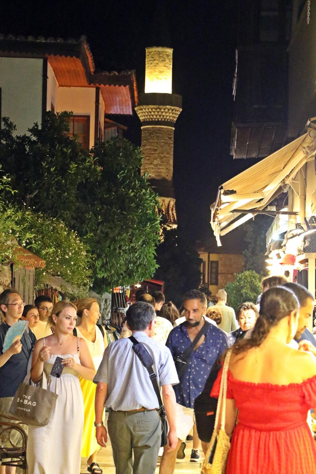 Nüfus gündüz 82, gece 10 bin! Birkaç saat arayla bambaşka manzara 4