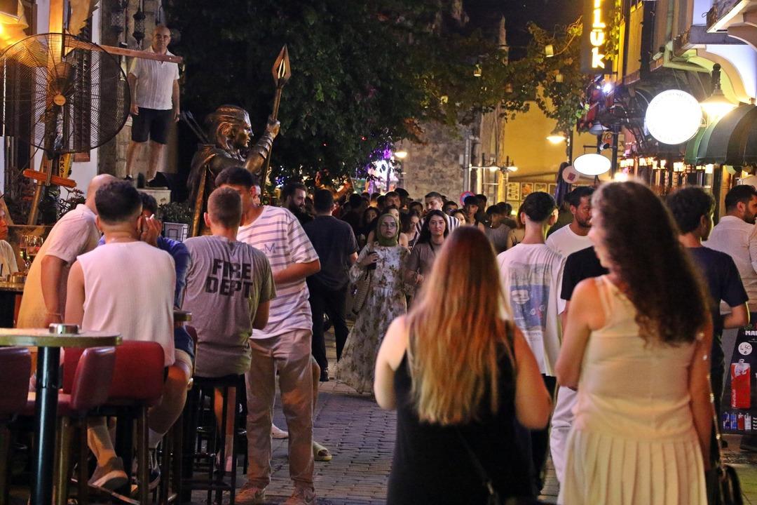 Nüfus gündüz 82, gece 10 bin! Birkaç saat arayla bambaşka manzara 12