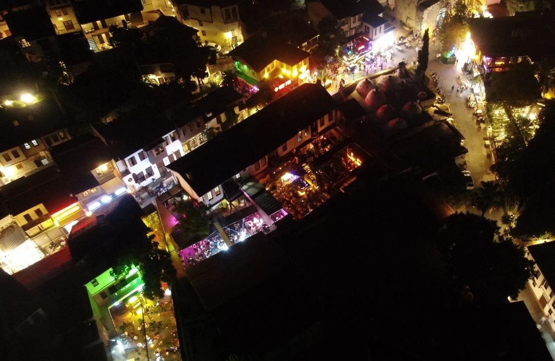 Nüfus gündüz 82, gece 10 bin! Birkaç saat arayla bambaşka manzara 14
