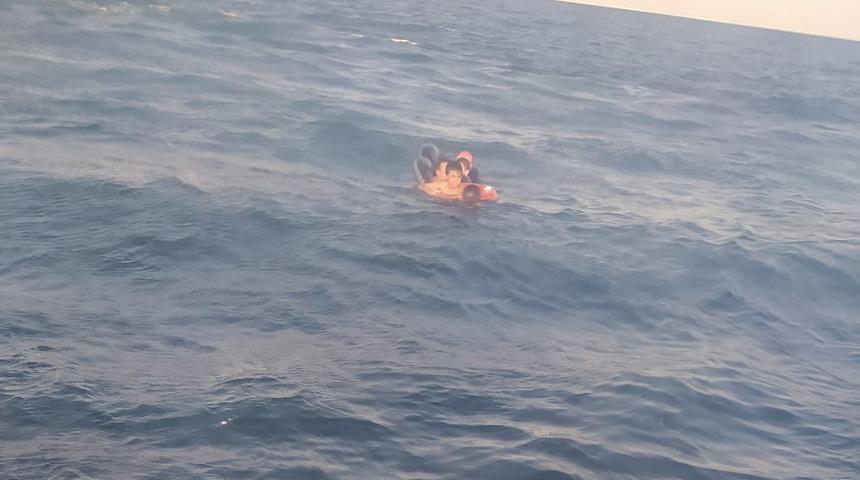 Şişme simit ile denizde sürüklenen baba ve 3 çocuğu kurtarıldı