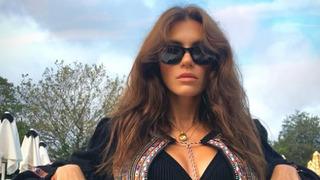 Yüsra Geyik'in sütyenli kombini dikkat çekti! Bikini izi gözlerden kaçmadı