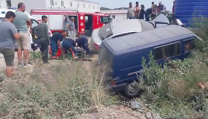 20489090-700x400 Yalova'da otomobil minibüsle çarpıştı: 3 yaralı