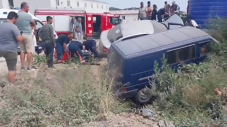 Yalova'da otomobil minibüsle çarpıştı: 3 yaralı