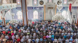 Cuma namazı nasıl kılınır? Cuma namazı kaç rekat? Cuma namazı kılınışı