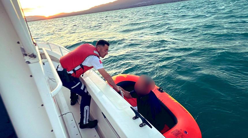 İznik Gölü'nde akıntıya kapılıp mahsur kalan tatilci kurtarıldı!